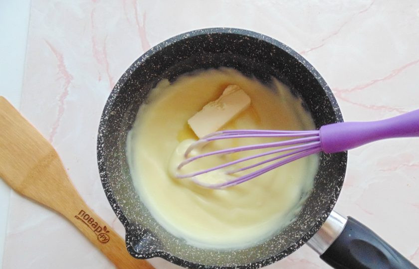 1. Этап. Пирог с ягодами и кремом: Добавьте в крем сливочное масло.