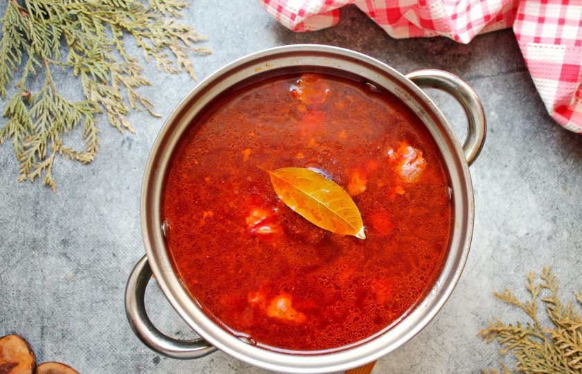 1. Этап. Борщ без капусты: Борщ доведите по вкусу на соль и сахар, добавьте лавровый лист, измельченный чеснок, поперчите. Варите все еще 5 минут, снимите с огня и дайте постоять под крышкой еще 10-15 минут.