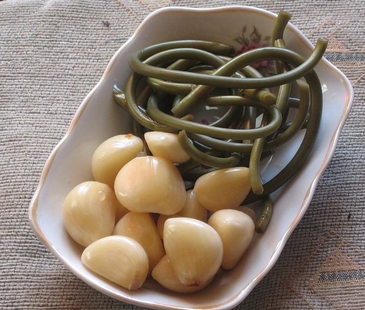 1. Этап. Квашеный чеснок: Спустя указанное время квашеный чеснок готов!