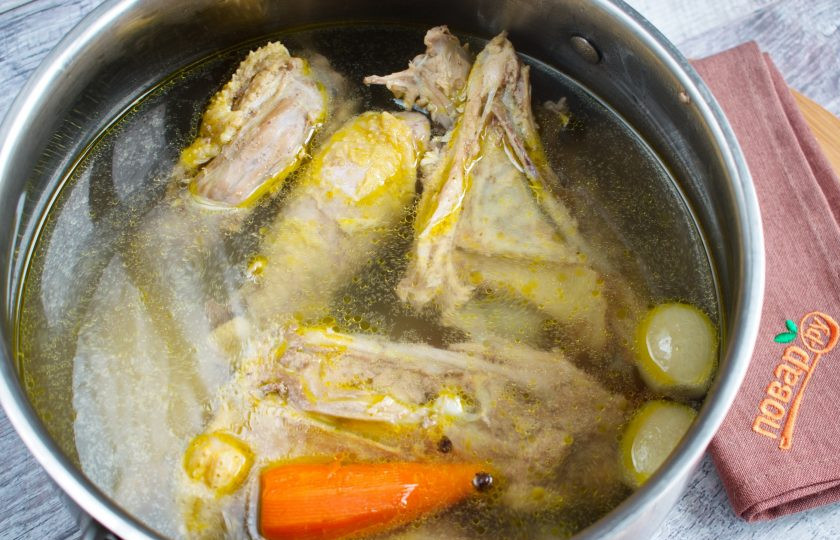 1. Этап. Домашний куриный бульон: Вновь залейте мясо свежей водой, доведите до кипения. Добавьте овощи, душистый перец, лавровый лист, прикройте крышкой. На медленном огне варите в течение 1,5-2 часов. Готовое мясо должно легко отделяться от кости. Время приготовления зависит от вида мяса. Если это куриная грудка, то варить ее надо 40 минут.