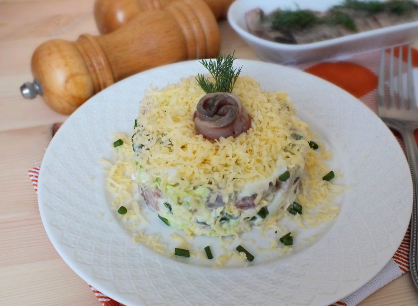 1. Этап. Салат из селедки с сыром: Выберите способ подачи. Здесь уместны как индивидуальная, так и общая. В обоих случаях, на готовый салат натрите на мелкой терке сыр. Оформите по желанию. Приятного аппетита!