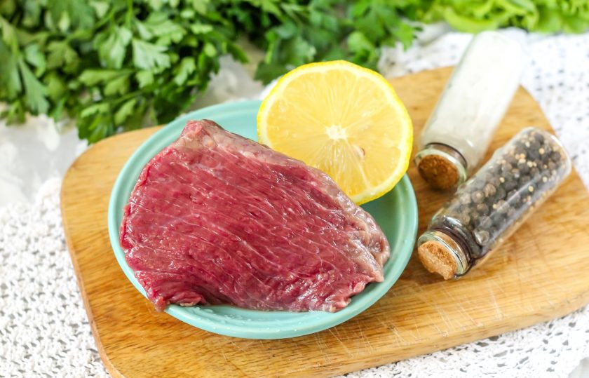 1. Этап. Карпаччо из говядины: Подготовьте указанные ингредиенты. Говядину выбирайте без сальных прожилок, отдайте предпочтение мякоти.