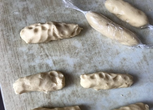 1. Этап. Пирожное Творожная нежность: 2. Тесто поделите на части, скатайте в небольшие колбаски, заверните в пищевую пленку и отправьте в морозилку минут на 20.