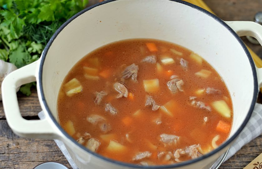 1. Этап. Вкусный лагман: Влейте теплую воду из чайника, аккуратно все перемешайте, накройте крышкой и готовьте 1,5 часа на тихом огне.