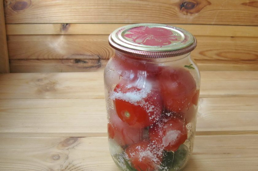 1. Этап. Маринованные помидоры на зиму: Через 20 минут опять воду слейте в кастрюлю. В банку добавьте половину столовой ложки соли, две столовые ложки сахара без горки и столовую ложку уксуса. Третий раз вскипятите воду и залейте в банки.