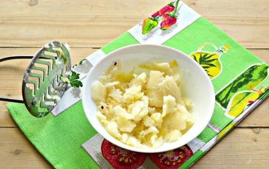 1. Этап. Уральские щи: 8. Отварной картофель разомните в пюре и выложите в кастрюлю.