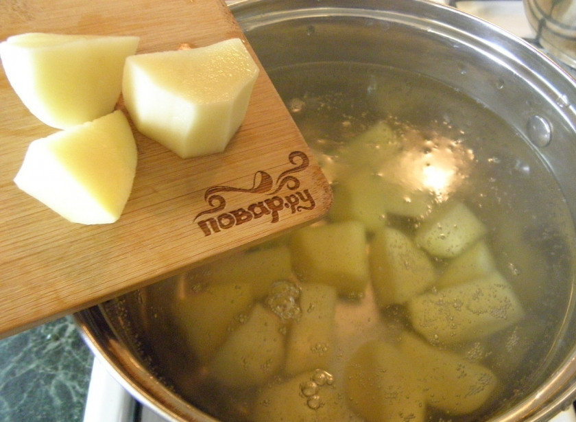 1. Этап. Сырный суп из плавленых сырков: В кипящую воду или в бульон положите картофель, варите минут 10-15. Посолите.