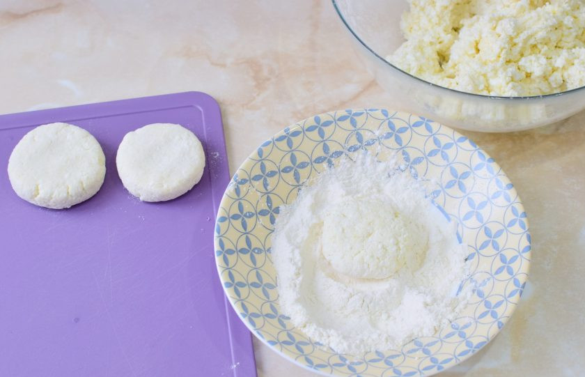 1. Этап. Сырники в мультипекаре: Руками формируйте небольшие сырники и обваливайте их в муке. Учитывайте, что они увеличатся в размере при выпекании.