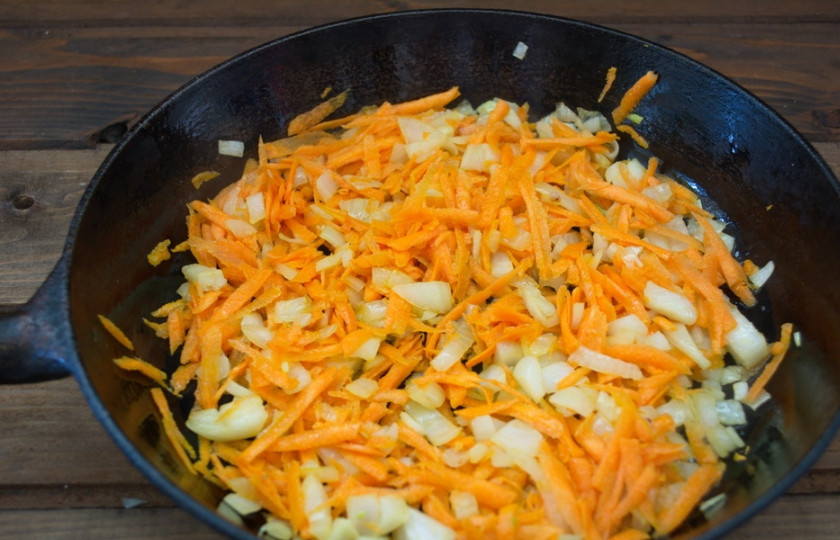 1. Этап. Солянка с сосисками: Репчатый лук обжариваем на масле. Добавляем морковь. Тушим.