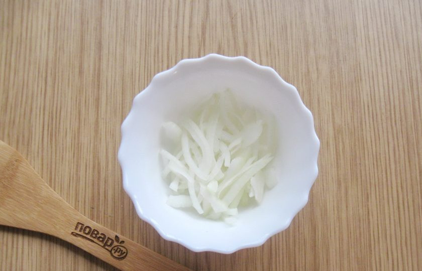 1. Этап. Салат с кальмарами и маринованным луком: Репчатый лук очистите, помойте и нарежьте полукольцами. Выложите в мисочку.