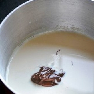 1. Этап. Горячий шоколад Нутелла: Горячее молоко снимаем с огня, добавляем в него Нутеллу.