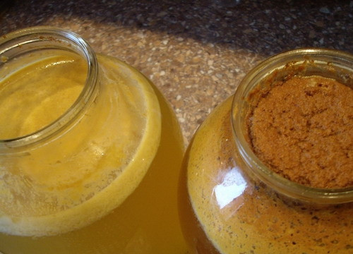 1. Этап. Вино из яблок: Теперь поговорим о сахаре. Я делаю сладкое вино, поэтому добавила 300 грамм на 1 литр сока. Для сухого добавьте 200 грамм, а для полусладкого — 250 грамм. Добавьте сахар. Перемешайте его. Перелейте будущее вино в ёмкость с герметической крышкой.