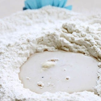 1. Этап. Петух с маковой начинкой: Делаем опару: подогреваем 50 мл молока, добавляем в него дрожжи и 2 ст.л. сахара. Полученную смесь добавляем в муку, перемешиваем и оставляем в теплом месте минут на 10.