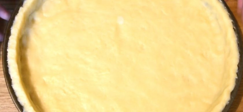 1. Этап. Клубничный тарт с заварным кремом: 3. Затем добавьте яйцо и сметану, соберите тесто в ком. При необходимости добавьте немного муки или воды. Переложите тесто в форму диаметром 25-28 см и распределите его по дну и бортиках.