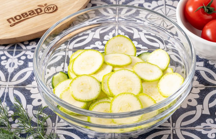 1. Этап. Салат с огурцами, кабачками и помидорами: Так же нарежьте кабачок.