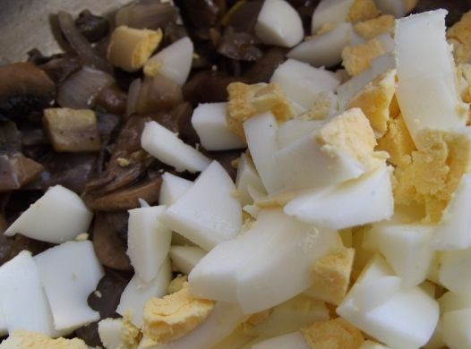 1. Этап. Пирожки с грибами и яйцом: 5 яиц отвариваем вкрутую, измельчаем и добавляем к луку и грибам.