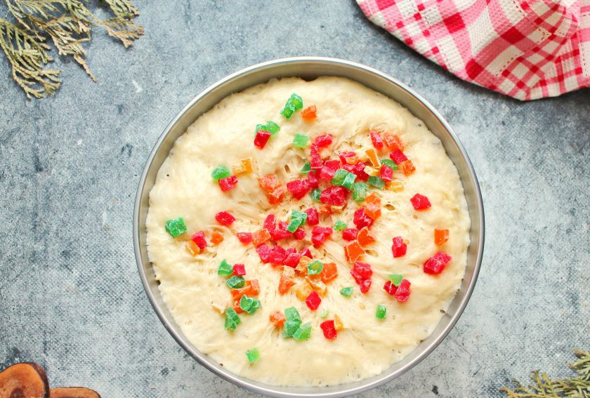 1. Этап. Очень мягкий пасхальный кулич: Цукаты порежьте на кусочки, добавьте в тесто и вместе с ними обомните тесто.