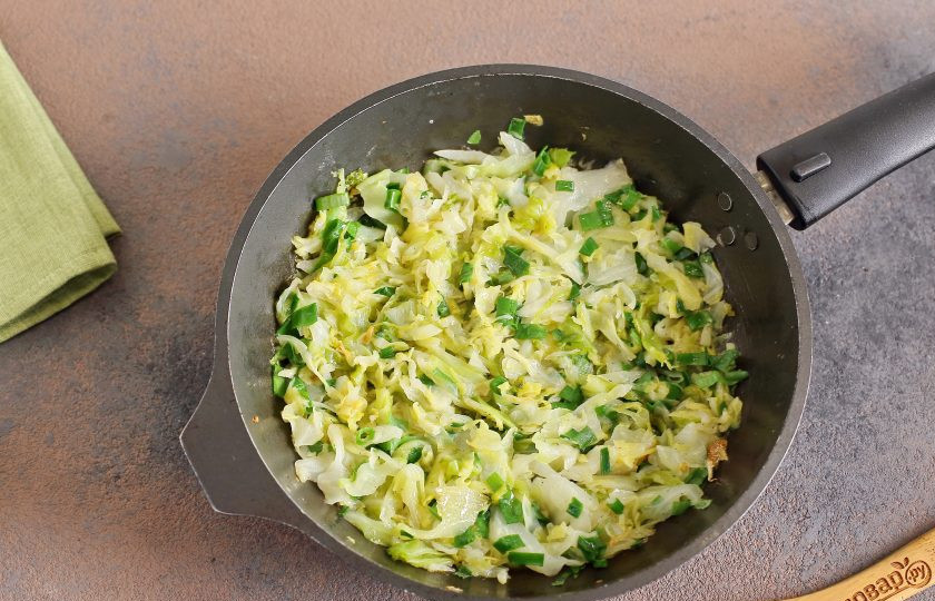 1. Этап. Капустный пирог, который тает во рту: Когда капуста будет почти готова, добавьте к ней нарезанный зеленый лук, соль, перец по вкусу и тушите все вместе еще пару минут.