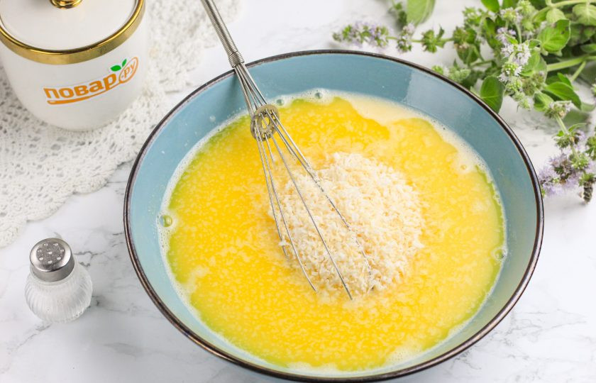 1. Этап. Кокосовые кексы: Всыпьте кокосовую стружку и перемешайте. Она бывает разных цветов — выбирайте ту, которая вам по душе, но имейте в виду, что она окрасит и выпечку.