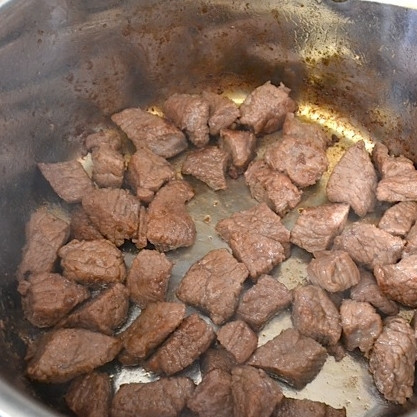 1. Этап. Мясо по-мароккански: Когда сок из говядины полностью выпарится, можно переходить к следующему шагу.