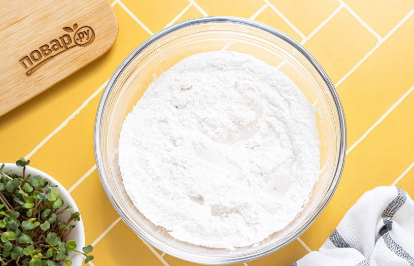 1. Этап. Рисовые токпокки: Влейте горячую воду.