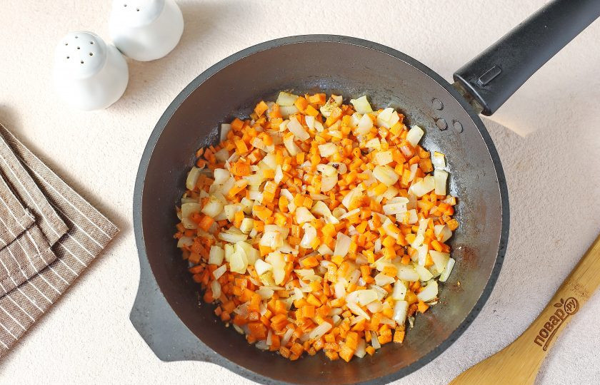 1. Этап. Суп весенний: Лук и морковь нарежьте кубиками. Обжарьте со специями до мягкости.