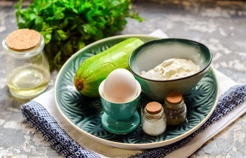 1. Этап. Кабачковые оладьи без масла: Подготовьте все необходимые ингредиенты.