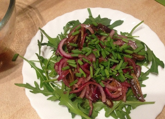 1. Этап. Салат из рукколы, лука и фиников: 7. И последний штрих: добавляем мелко нарезанный зеленый лук.