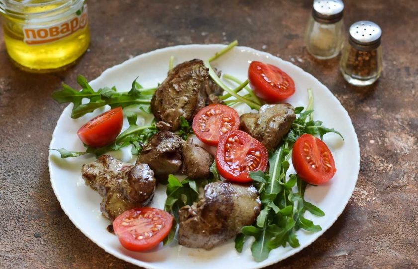 1. Этап. Салат с куриной печенью и гранатом: На тарелку выложите рукколу, добавьте помидоры черри, нарезанные половинками печень.