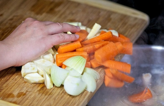 1. Этап. Суп-пюре с курицей: 3. Отправьте все в кастрюлю.