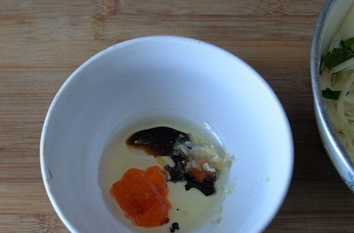 1. Этап. Салат Портфолио: Делаем заправку. Соединяем растительное масло, бальзамик, гранатовый сироп и сладкий соус чили, выдавливаем чеснок. В заправке совсем не обязательно применять все перечисленные составляющие, главное - получить кисло-сладко-острый вкус с ароматом чеснока. Добиться этого можно, добавив к маслу сок лимона, красный молотый перец, чеснок. А сладость можно получить, добавив сахар.