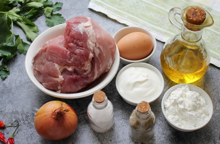 1. Этап. Мясо по-албански из свинины: Подготовьте все необходимые ингредиенты для приготовления мяса по-албански из свинины. Мясо сполосните и обсушите.