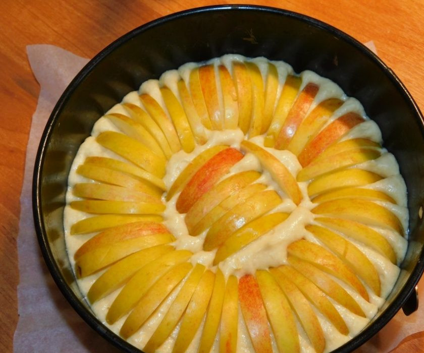 1. Этап. Венский пирог с яблоками: Яблоки нарежьте на тонкие дольки и выложите по всему тесту. Поставьте в духовку при 180С минут на 40. Готовый пирог остудите в форме.