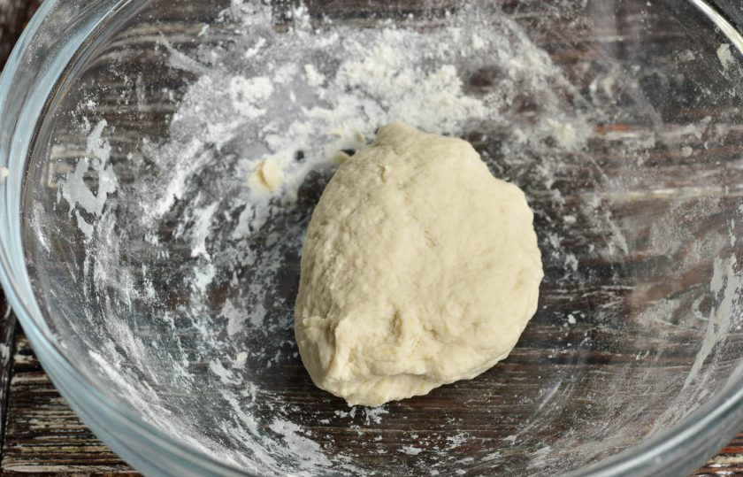 1. Этап. Ватрушки с творожной массой: Замесите тесто.