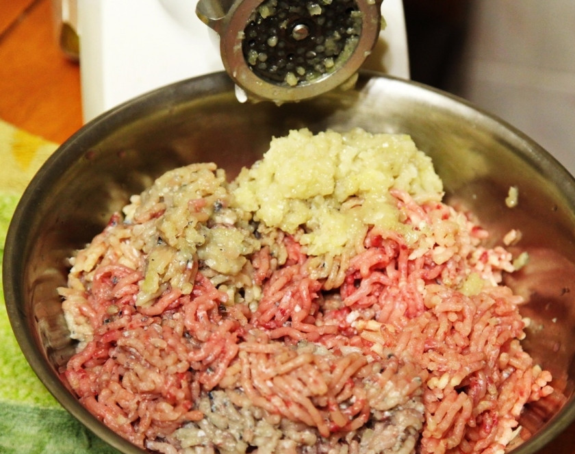 1. Этап. Фаршированная рыба: 4. Пропускаем все через мелкую мясорубку несколько раз. Добавляем соль и специи по вкусу. Замешиваем фарш до получения однородной массы.