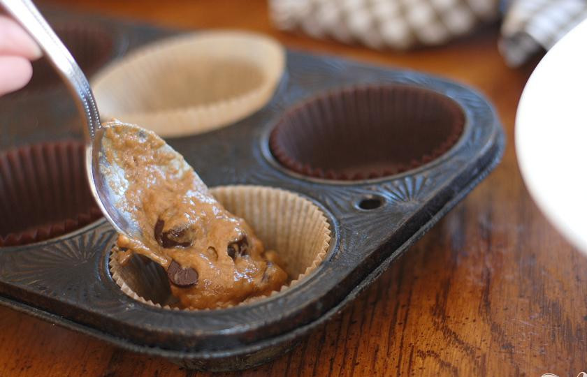 1. Этап. Кофейные маффины: 5. Вылить полученное тесто в форму для маффинов с 12 отделениями, заполняя их на 2/3. Выпекать маффины в духовке при температуре 190 градусов в течение 17-20 минут.