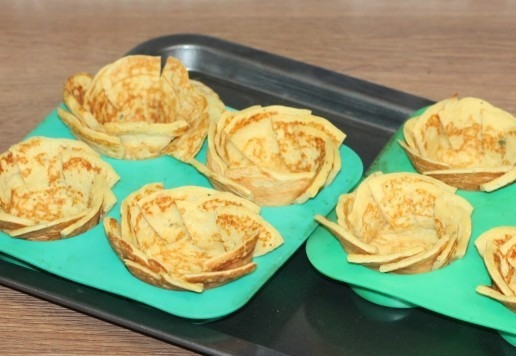 1. Этап. Блинные корзиночки с начинкой из тунца: 11. Раскладываем блинчики по формочкам и формируем корзиночки.