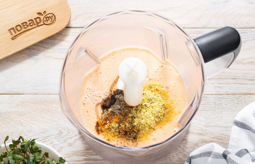 1. Этап. Лепешки из красной чечевицы: Добавьте растительное масло, соль и все специи. Еще раз пробейте блендером.