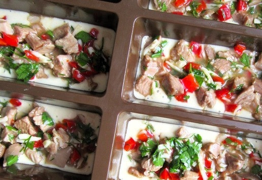 1. Этап. Заливные пирожки с индейкой: Налейте примерно половину теста в формочки (у меня прямоугольные 5 х 10,5 см), сверху выложите подготовленную начинку.