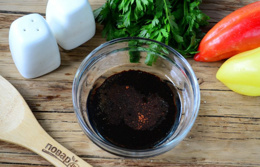 1. Этап. Мясные роллы, фаршированные овощами: В глубокой пиале смешайте оливковое масло и бальзамический уксус, туда же отправьте мелко порезанный чеснок, красный перец и немного соли и черного перца.