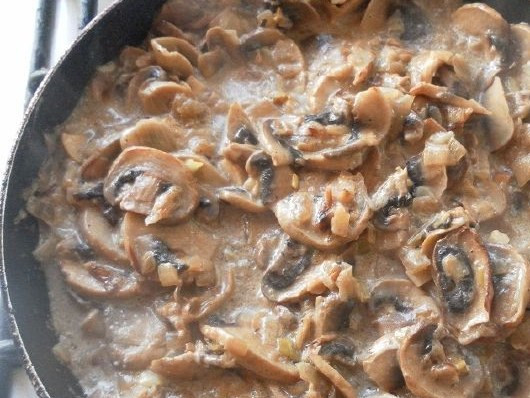 1. Этап. Картошка с курицей и шампиньонами: Как соус грибной загустеет - убираем с огня.