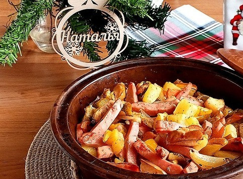 1. Этап. Овощное ассорти на кеци с колбасой: На стол подаём блюдо прямо на кеци. Как я уже написала, эта глиняная сковорода держит жар очень долго.