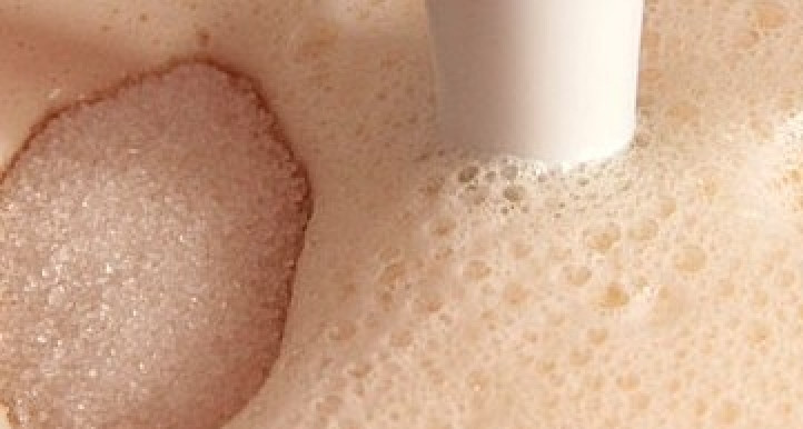 1. Этап. Торт с вишней и орехами: Первым делом приготовьте бисквит. Яйца взбейте в миске до пены. Добавьте к ним 250 грамм сахара, продолжайте взбивать.