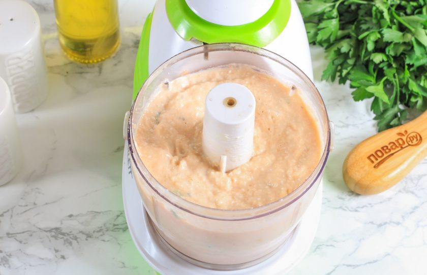 1. Этап. Мусс из копченого лосося: Измельчите все на пульсирующем режиме примерно 3-4 минуты, чтобы получить ароматный мусс.