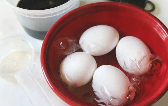 1. Этап. Маринованные куриные яйца: 3. После аккуратно достаньте яйца и поместите их в холодную воду со льдом, чтобы сразу прекратить процесс варки.