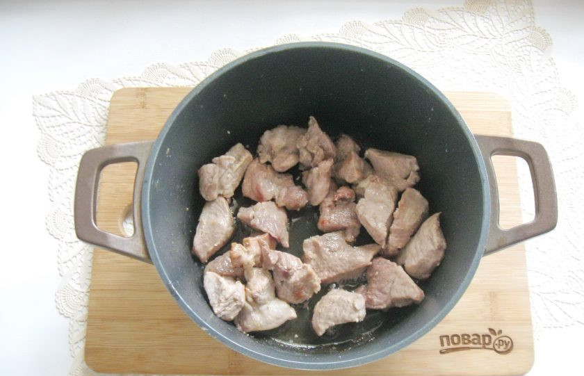 1. Этап. Свинина с фасолью в томатном соусе: Налейте подсолнечное масло и обжарьте свинину до легкой золотистой корочки.