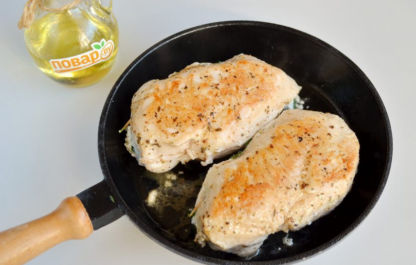 1. Этап. Курица со шпинатом: 8. На сильном огне обжарьте филе с двух сторон до красивой корочки. Убавьте немного огонь, накройте крышкой сковороду и томите в собственном соку филе 7 минут. Такой способ обжарки позволит мясу быстро приготовится и быть сочным внутри.