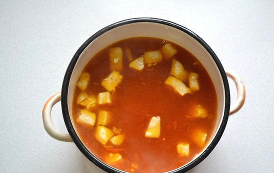 1. Этап. Томатный суп с булгуром: 10. Минут через 5 томатный суп с булгуром готов. Снимите его с огня, накройте крышкой и дайте настояться еще минут 15.