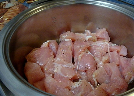 1. Этап. Куриная грудка с луком: Готовить будем в высокой сковороде или кастрюле с толстым дном. Наливаем на дно кастрюли масло и выкладываем подготовленное мясо.