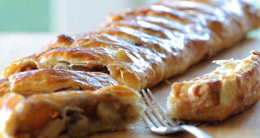 1. Этап. Яблочный штрудель с орехами: 6. Запекайте штрудель 35-40 минут в духовке при 180 градусах. Приятного чаепития!